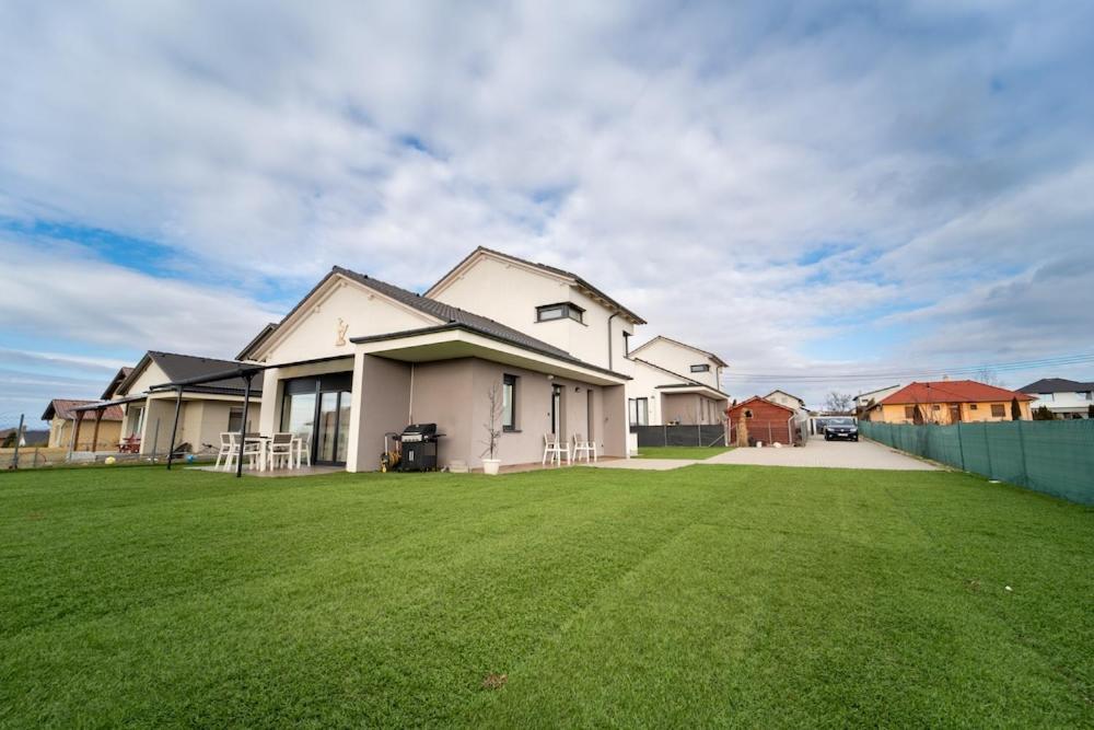 Abg House Ecser Exterior photo